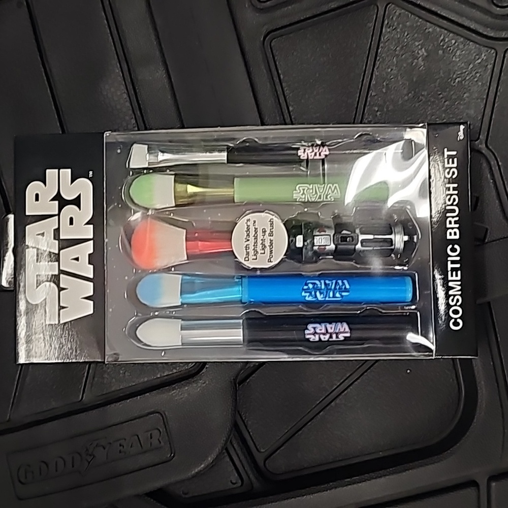 DISNEY STAR WARS 5 PIECE BRUSH SET - Picture 2 of 4